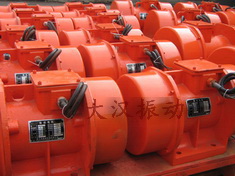 YZS振動(dòng)電機(jī)：加裝防護(hù)外殼，密封性強(qiáng)不易損壞。