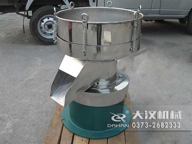 涂料振動篩由：框體，振動斗，出料口，振動電機底座等部件組成