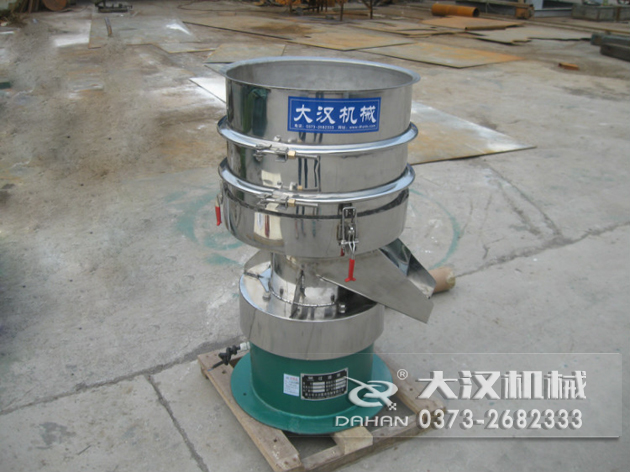 涂料過濾振動篩：利用振動電機的振動力帶動物料在篩網(wǎng)上進行篩分，從而利用篩網(wǎng)孔徑的大小不同，完成涂料的分級，除雜等篩分目的。