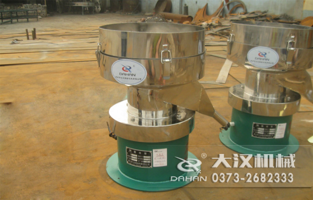 涂料振動篩底部為碳鋼材質，上半部分與無聊接觸的為不銹鋼材質，這種產(chǎn)品能夠在成本上有所節(jié)約。