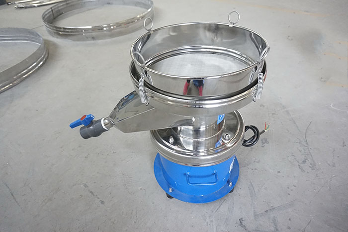 450過(guò)濾篩出料口處加裝閥門(mén)裝置，便于控制物料的出料量。