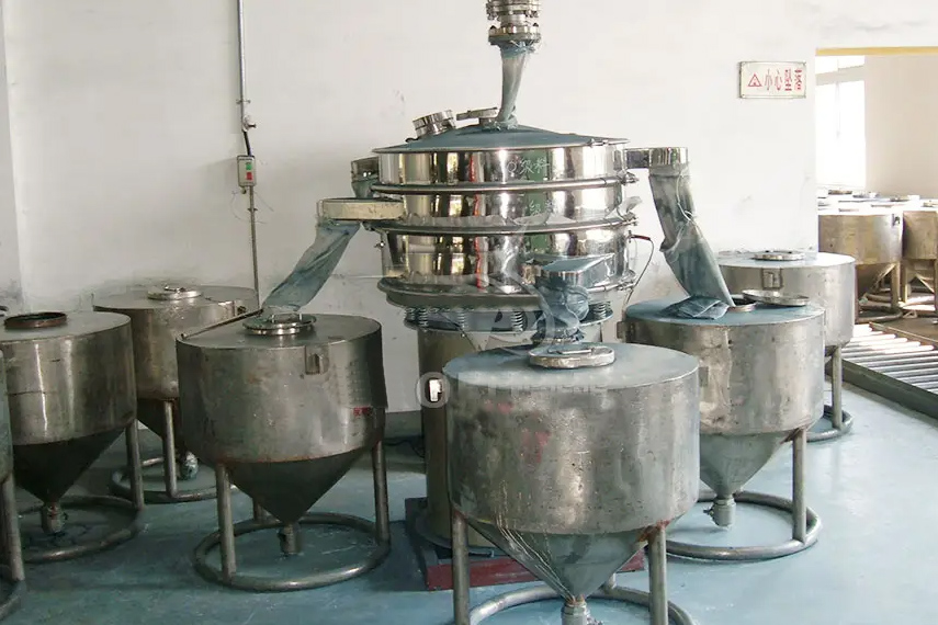 振蕩篩主要特點(diǎn)：換網(wǎng)容易，全封閉模式粉末不飛揚(yáng)，可連續(xù)作業(yè)