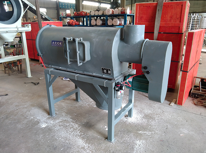 氣流篩采用碳鋼材質(zhì)的外殼，臥式的篩網(wǎng)利用風(fēng)力與物料的離心力對物料進(jìn)行篩分。產(chǎn)量高，效果好。