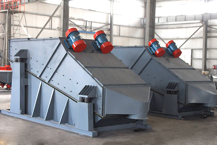 ZSG礦用振動(dòng)篩采用雙電機(jī)振動(dòng)，電機(jī)位置安裝在頂部，便于更好的傳遞振動(dòng)力。