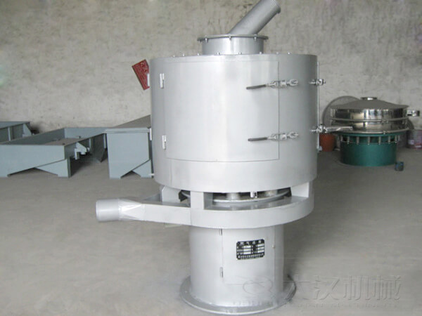 氣流篩與其它普通振動篩不同的是其采用的是立式篩網(wǎng)，篩分主要動力來自風機的吹動帶動物料撲向篩網(wǎng)，從而完成篩分目的。