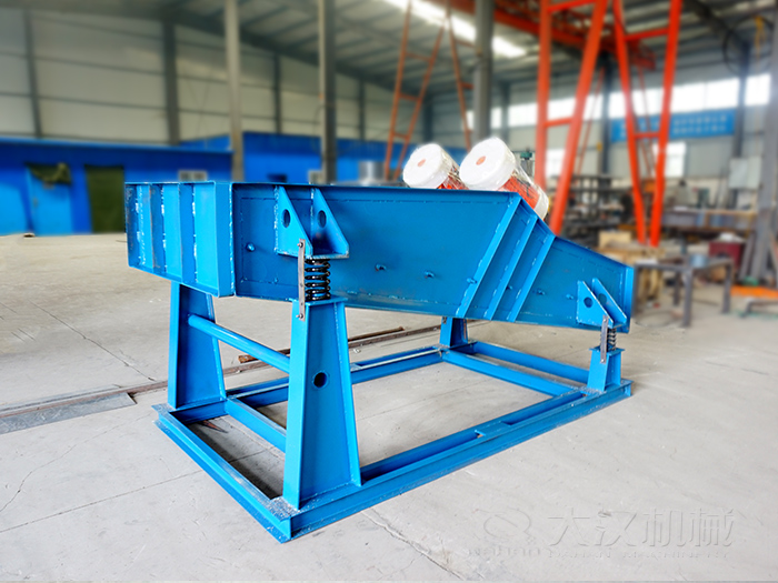 大型振動(dòng)篩主要是用來(lái)篩分煤礦，礦石一些大型的篩分場(chǎng)地中。